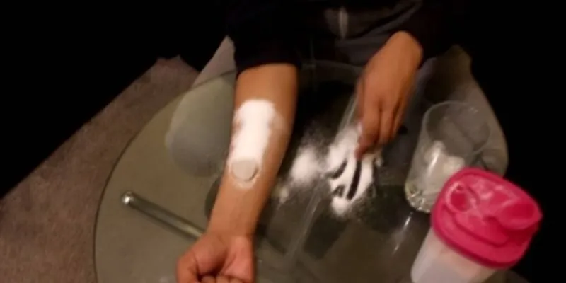 đặt đá và muối lên cánh tay?