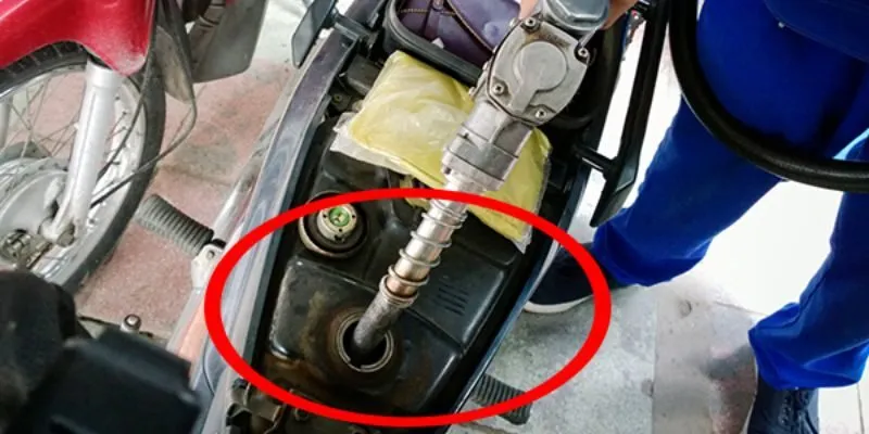 Đừng bao giờ đổ xăng 50.000 hay đầy bình