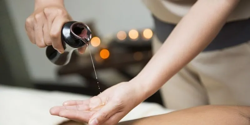 đặt đá và muối lên cánh tay?